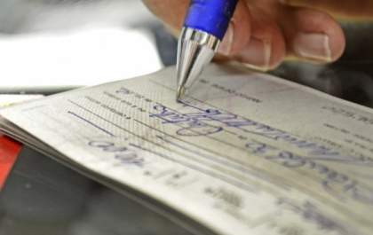 Manicure é presa após tentar descontar cheque falso no valor de R$12 mil
