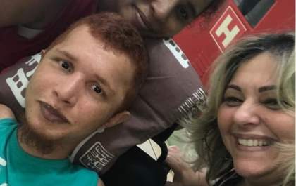 Família agradece Prefeita Fátima Nascimento por cadeira de rodas