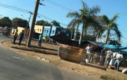 Caminhoneiros acampam em frente à fábrica Mabel