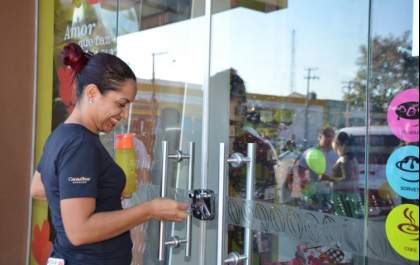Comércio fecha as portas, e trabalhadores participam de manifestação; confira a galeria