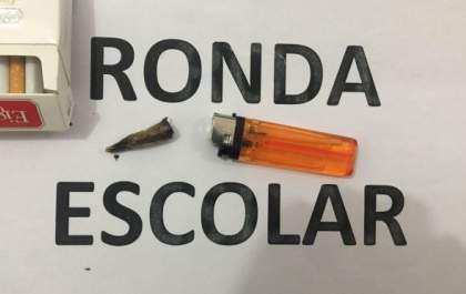 Ronda Escolar apreende adolescentes por portar e fumar cigarro de maconha