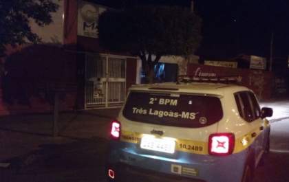 Jovem tenta quebrar cadeados de loja em Três Lagoas e acaba preso