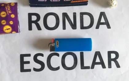  Policiais Militares do Policiamento Escolar prendem jovem por portar drogas