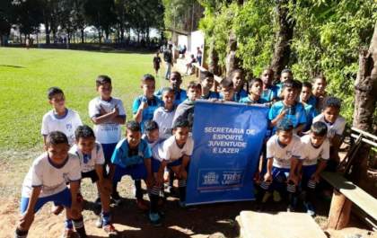 Time infantil de futebol de bairro compete no interior paulista