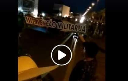Três-lagoenses apoiam 'Intervenção Militar' durante passeata