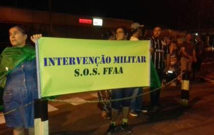 AO VIVO: Manifestantes se reúnem em frente à Artilharia Antiaérea em Três Lagoas