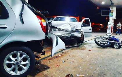 Acidente em cruzamento quase explode posto de combustíveis e frustra aniversário