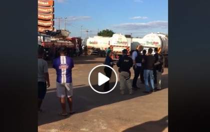 Caminhoneiros que participavam da greve são retirados da avenida pela PRF em Três Lagoas