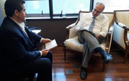 Pilla entrega livro Bastidores das Políticas Agrária e Fundiária Paulistas a Alckmin