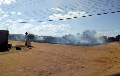 Mesmo com tempo seco, moradores queimam terrenos em Três Lagoas