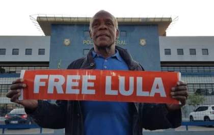 Dilma Rousseff e Danny Glover visitam Lula na polícia federal