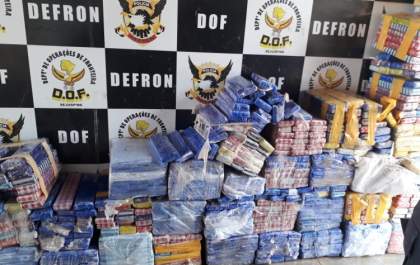 Caminhoneiro e adolescente são detidos com carga de 2 toneladas de maconha