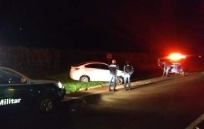 Traficantes fogem em milharal e abandonam carro com 845 kg de maconha