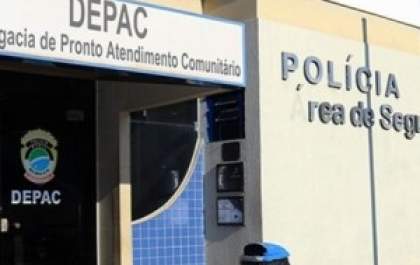 Homens armados rendem motociclista em frente de residência e roubam veículo