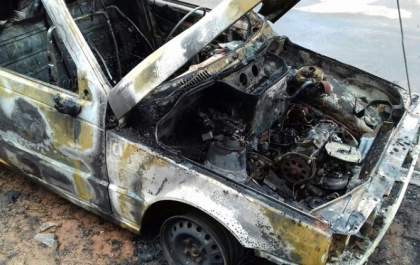 Veículo é destruído por incêndio na SP-294