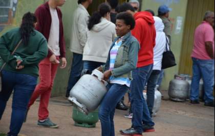 Três-lagoenses encaram mais de 12 horas de fila para comprar gás de cozinha