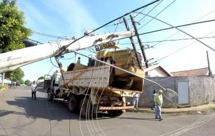 Caminhão danifica rede elétrica e motorista aguarda socorro na cabine para não morrer