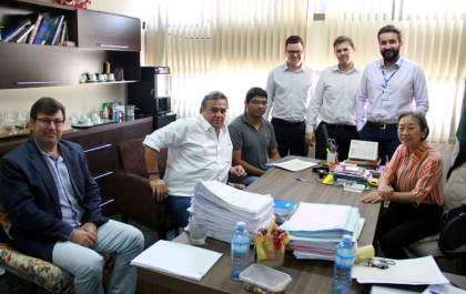 Empresa que gera 400 empregos recebe escritura do Parque Empresarial