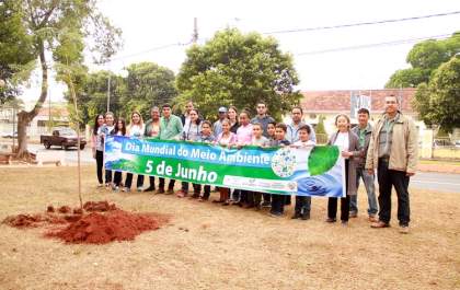 Com crianças e comunidade, Tamiko planta árvore e lembra a importância do meio ambiente