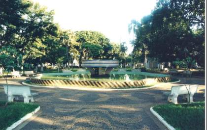 A imponente fonte luminosa da antiga Praça da Bandeira