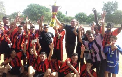 Time do Recanto do Galo, treinado pelo professor Pedrinho, é campeão da Copa Sub-15