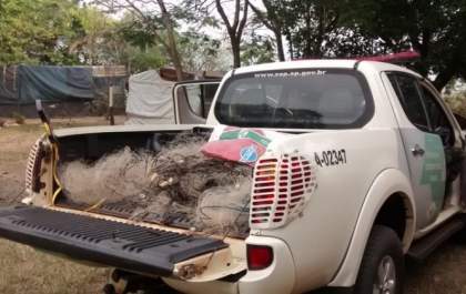 PM Ambiental apreende 150 metros de redes com malhas sem plaquetas de identificação no Rio Paraná