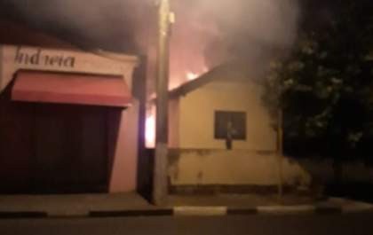 Incêndio em residência deixa uma pessoa em estado grave