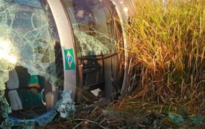 Ônibus com universitários tomba e três ficam feridos