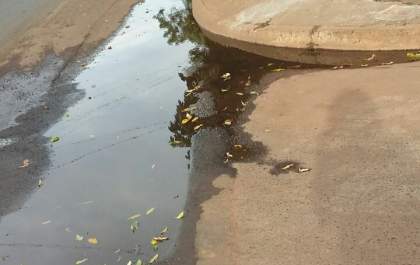 Água de cor escura e com mau cheiro incomoda moradores em Três Lagoas