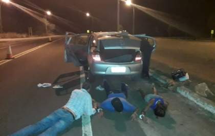 Quatro pessoas são presas após serem flagradas com drogas em veículo
