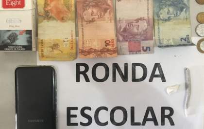 Policiamento Escolar apreende adolescente por tráfico de drogas próximo a escola