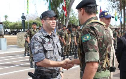 Comandante da Polícia Militar recebe diploma Amigo da Bateria