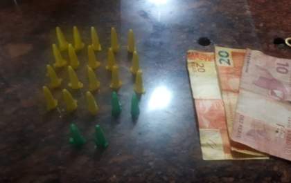 Em 'clima de Copa', polícia prende traficante com pinos verdes e amarelos
