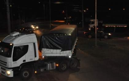 PF apreende 11 carretas com R$ 33 milhões em cigarros do Paraguai
