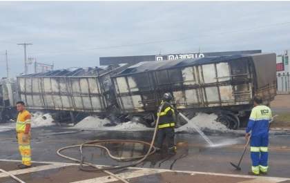 Carreta pega fogo após colisão contra caminhão de bebidas em rodovia