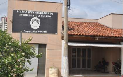 Mulher é arrastada para fora de casa e agredida com socos e chutes pelo marido no Jardim Paranapungá