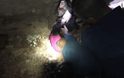 Mulher cai em buraco, fica soterrada e é salva pela PM