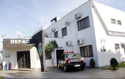 Dupla armada rende funcionários de farmácia e rouba dinheiro do cofre