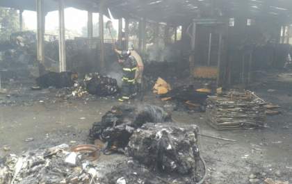 Mais de 165 mil litros de água foram usados para combater incêndio em depósito