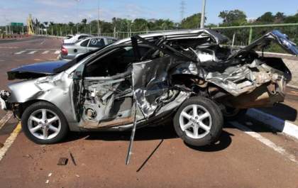 Flagrado com carro roubado, adolescente foge e provoca acidente durante perseguição