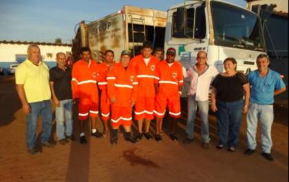 Prefeita Fátima Nascimento faz entrega de uniformes para garis