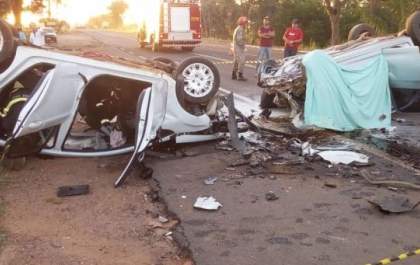 Veículos explodem após colisão frontal e duas pessoas morrem na BR-262