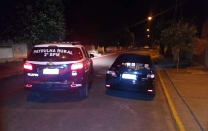 Nervosismo de motorista leva PM encontrar droga, arma e munições dentro de veículo