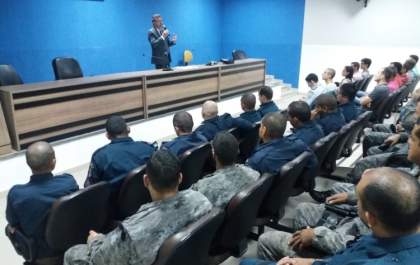 Alunos do Curso de Formação de Cabos participam de palestra com Juiz de Três Lagoas