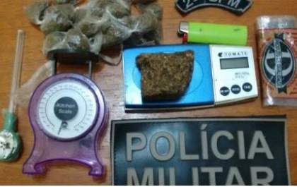Polícia Militar prende um homem e apreende um adolescente por tráfico em portão de escola