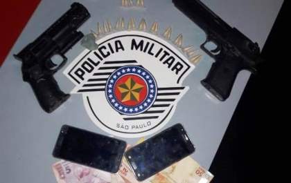 Dois menores são apreendidos com pinos de cocaína e réplicas de pistola