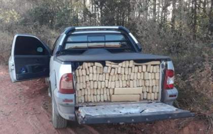 Suspeito de abandonar carro com 1 tonelada de maconha é preso pedindo carona