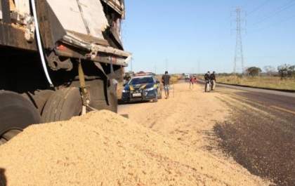 Motorista dorme ao volante e carretas colidem na BR-262 sentido Três Lagoas