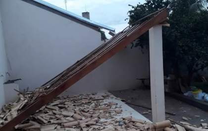Crianças ficam feridas após telhado de varanda cair