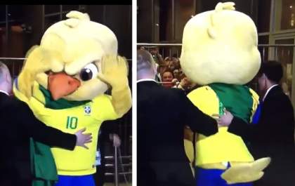 Canarinho Pistola é 'preso' em frente ao hotel da Seleção Brasileira em Moscou